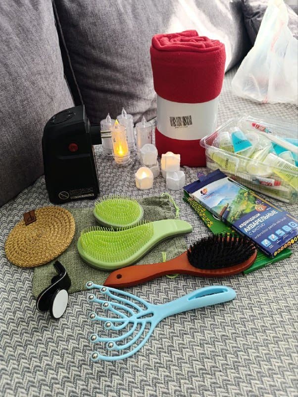 Шубка, сумка, кухонная утварь, простынь, полотенце, шампунь, обогреватель, плед, массажер, щётка, расчески, держатель для телефона, карандаши, свечи 3