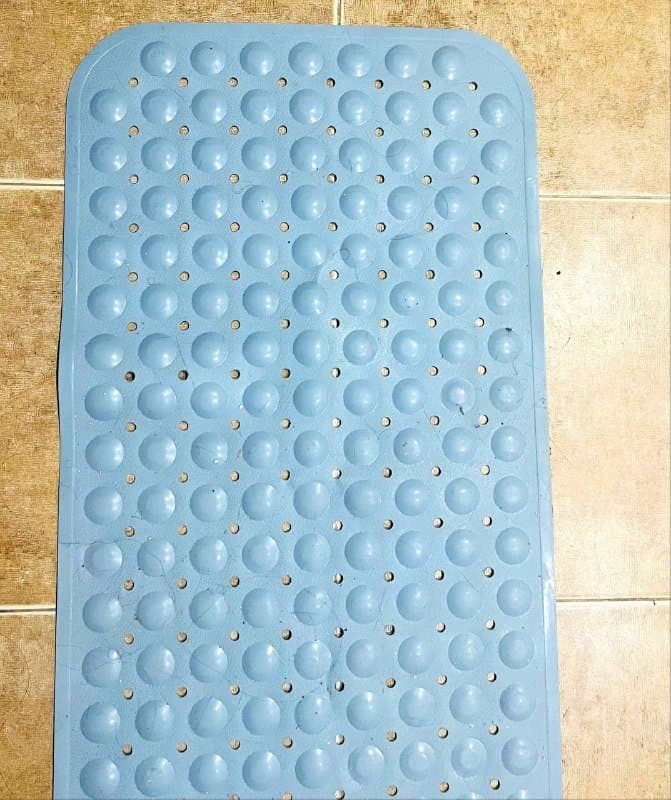 серый плотный ковролин 2