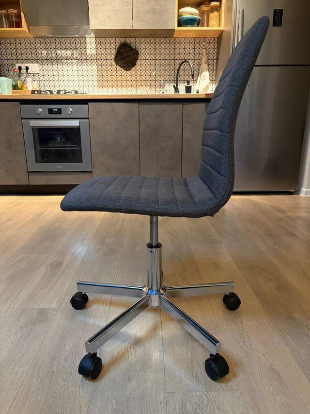 Офисный компьютерный стул Jysk с подушками