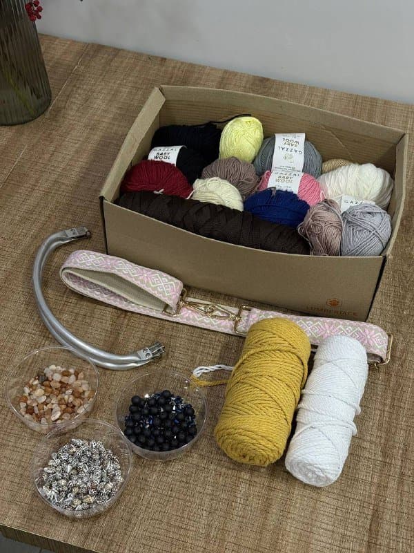 Пряжа, бусы, ремень и рукоятка для сумки 2