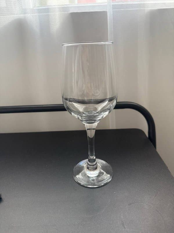 Бокалы для вина, бокалы для шампанского, графин, тарелки, соусницы, салатница, сотейник, дуршлаг 9