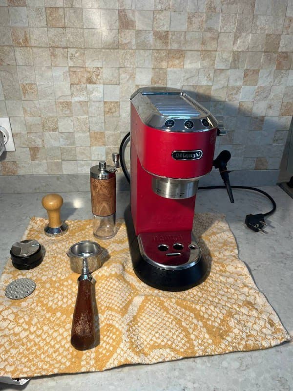 Кофеварка DeLonghi Dedica EC 685 с аксессуарами