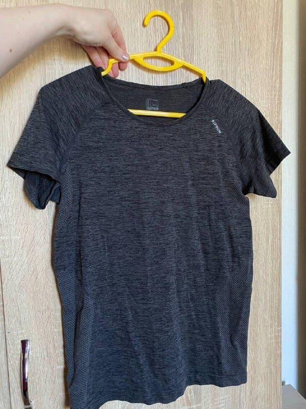 футболка, сетка, куртка, джинсовый комбинезон, шуба, часы Swatch