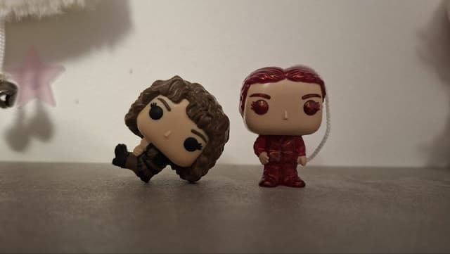 Фигурки kinder joy из сериала Очень странные дела для обмена