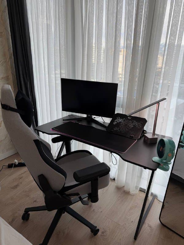 Геймерский стол, геймерский стул, монитор ASUS, подставка с вентилятором, вентилятор, светодиодная лампа, коврик с подсветкой