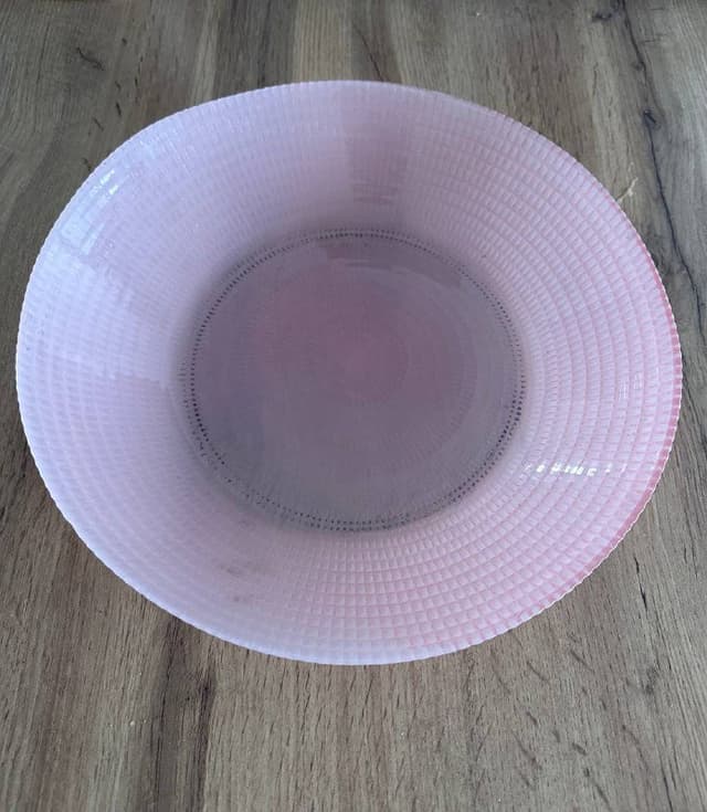 Розовое блюдо и белая тарелка-миска