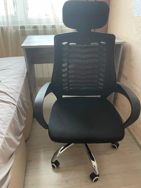 Компьютерное кресло стул с регулируемым подголовником