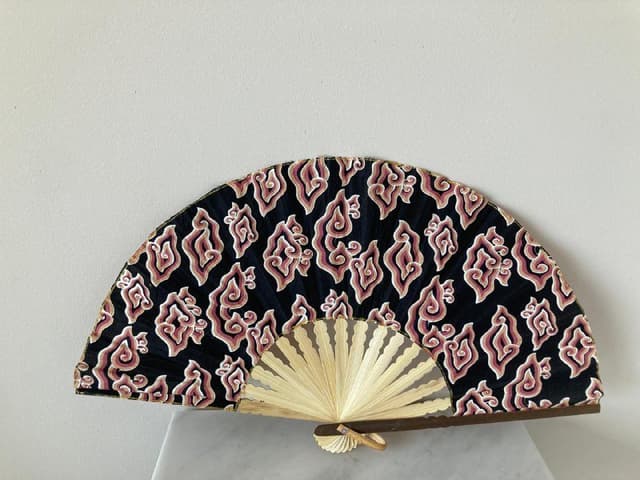 Веер односторонний, стакан кока-кола, браслет, маленькая сумочка, гирлянда