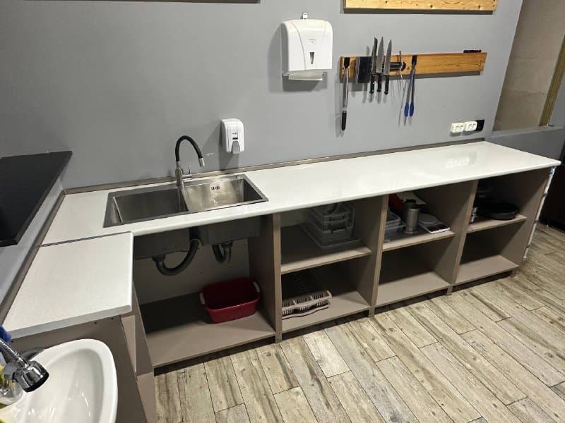 Кухня с двойной раковиной, техника, посуда 1