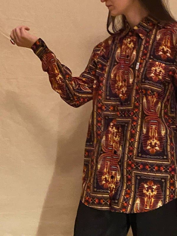 Атласная рубашка с ярким принтом 4