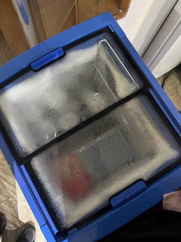 стол уличный стеклянный, морозильная камера, полка, деревянный стол, вешалки 8