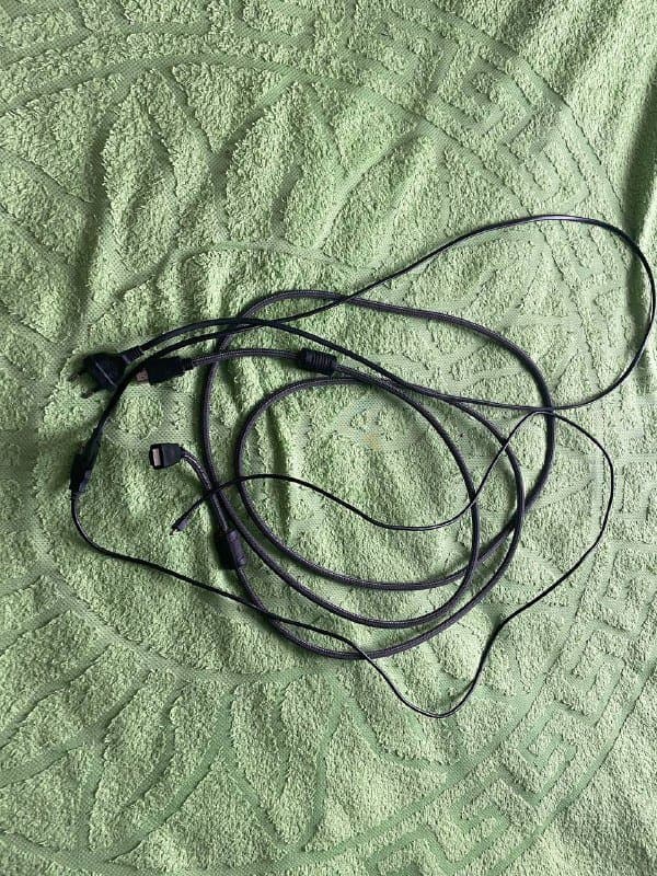 PlayStation 4 slim с проводами и играми 2