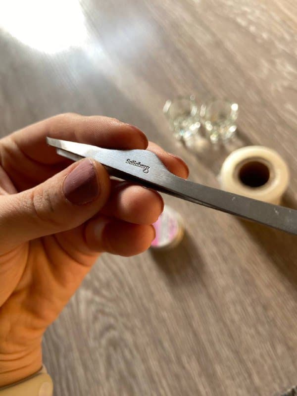 Пинцет для бровей, емкости, пленка, паста, заколочка