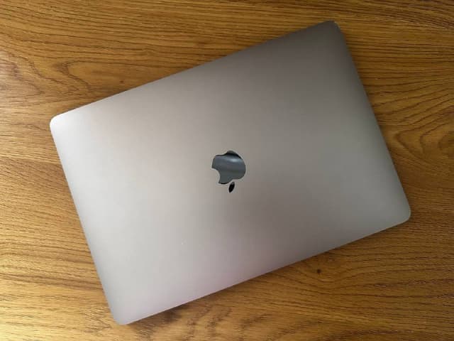 MacBook Air M1 8/256 с зарядным и кабелем