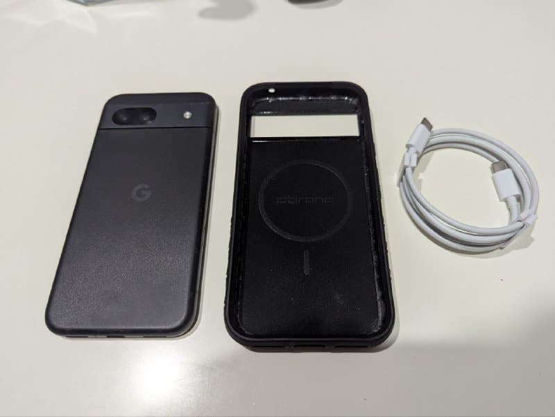 Google Pixel 8A телефон с чехлом и USB 2