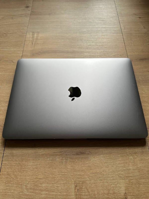 MacBook Pro 13” 2020, Intel Core i7, 8 GB RAM, 256 GB SSD