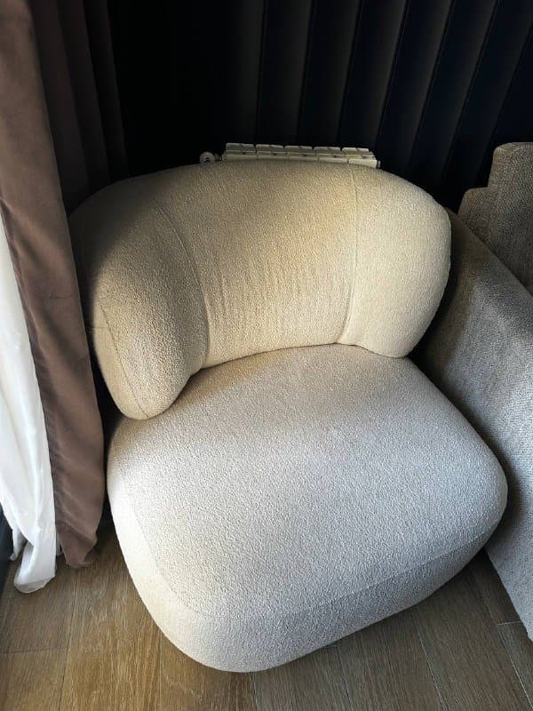 кресло бело-бежевого цвета 2