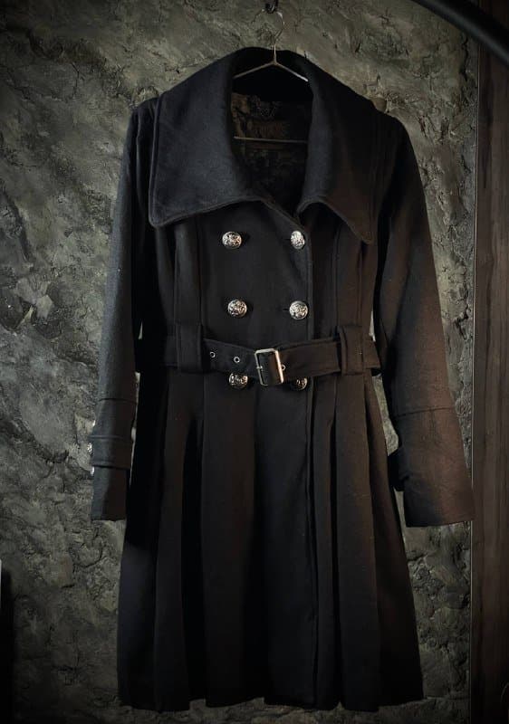 Чёрное приталенное женское пальто Guess