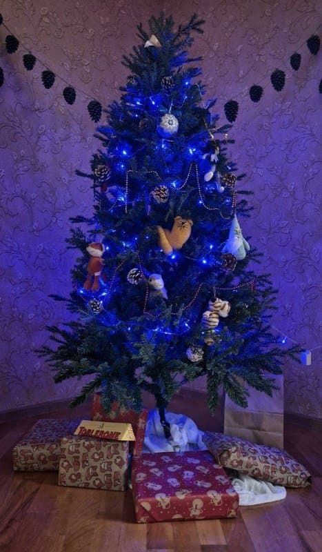 Искусственная новогодняя ёлка с шишками и подставкой