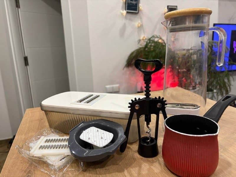 Стаканы, блендер Braun, соковыжималка Miui, терка, штопор, глечик, турка, скалка, формы для выпечки, степпер, книга Гарри Поттер 4