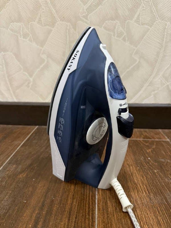 Утюг с трещиной на резервуаре и перегнутым проводом