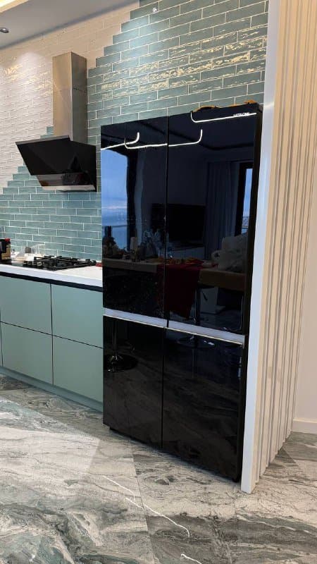 Холодильник с дефектом на двери