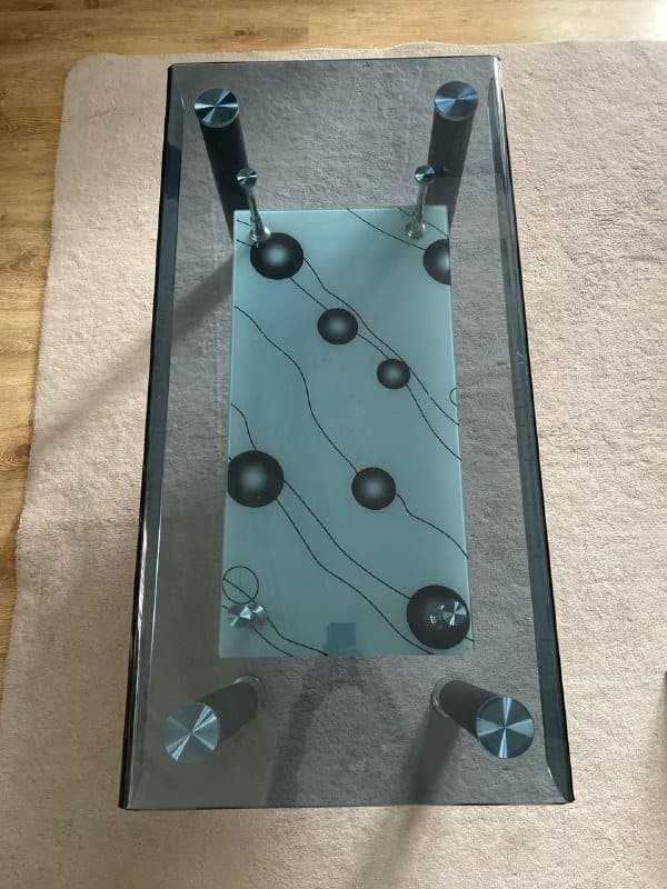 Стеклянный журнальный стол