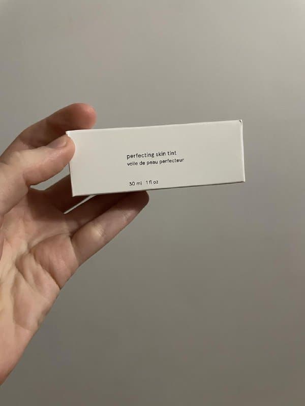 Гирлянда Jysk, бежевая сумка Amomento, тональный крем Glossier 7