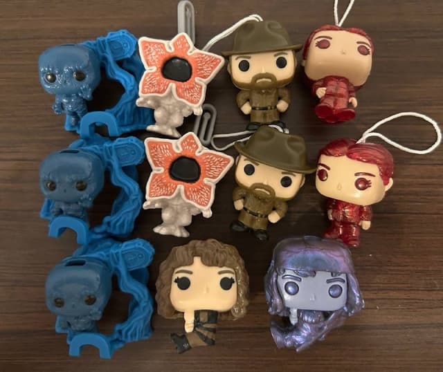 Фигурки из киндера по сериалу Очень странные дела