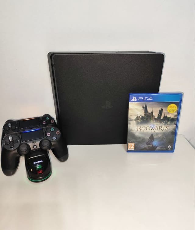 Консоль PlayStation 4 Slim 1TB, 2 геймпада, игра Hogwarts Legacy