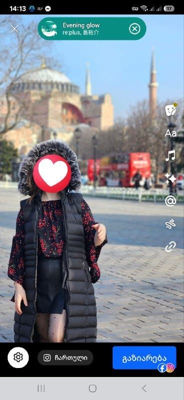 Жилетка женская утеплённая черная с капюшоном