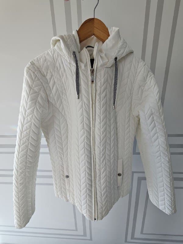 Женская куртка утеплённая, лёгкая, непромокаемая