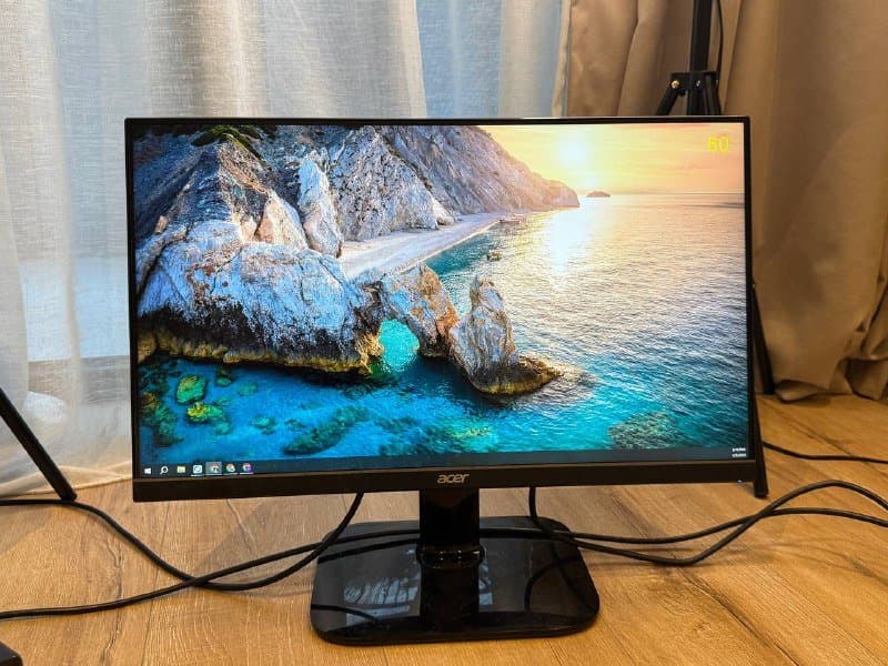 Стол деревянный, лампа напольная, кольцевая лампа, кресло кожаное и компьютерное, тумбочка, автокормушка и автопоилка для кошек, монитор, зеркало в полный рост 9