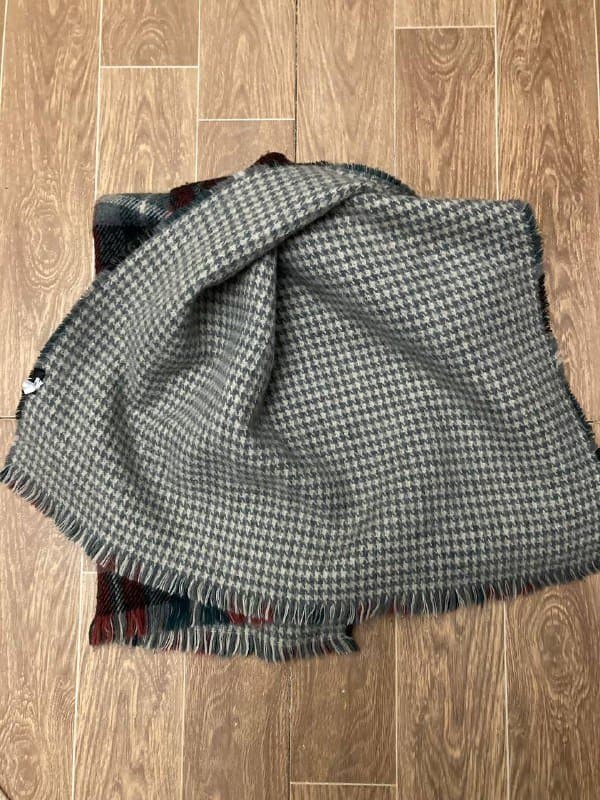 гантели 3 кг, двухсторонние шарфы, флисовая шляпа, массажер для шеи, учебники по английскому 3