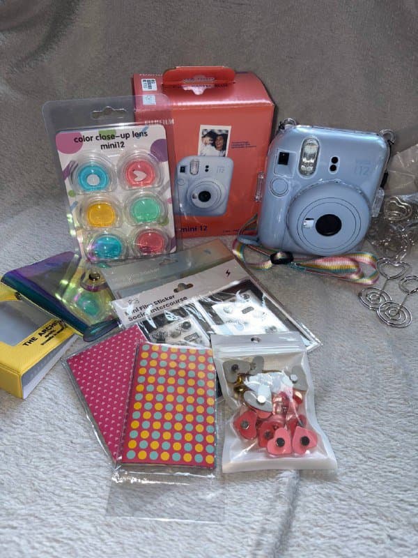 Подарочный набор Instax Mini 12 с камерой и аксессуарами