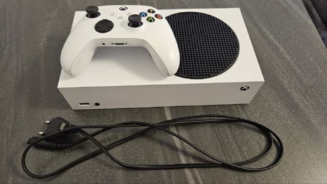 Xbox Series S, Playstation 4 Pro