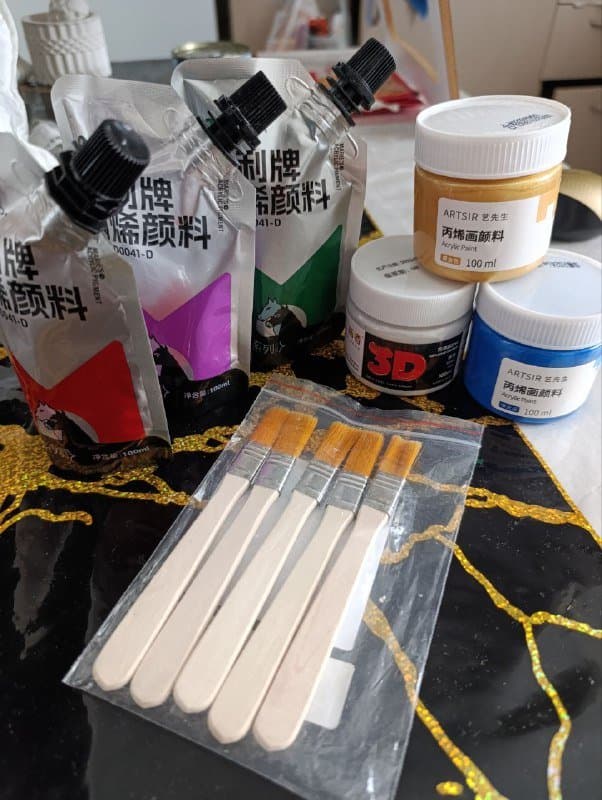 Акриловые краски в пакетах, кисти, акриловые краски в банках