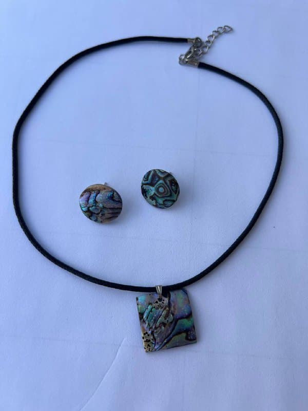 Набор украшений из ракушки сережки и кулон