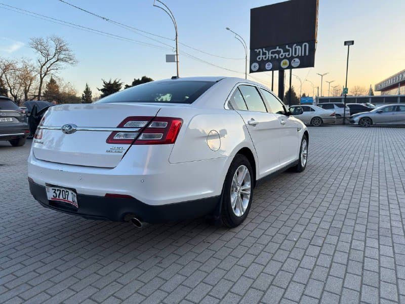 Ford белого цвета 4