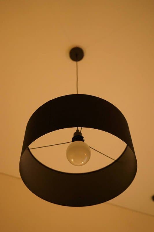 Люстра большая черная минималистичная