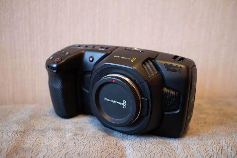 BlackMagic Pocket Cinema Camera 4K, SmallRig клетка, дополнительные аккумуляторы, провода, адаптер Viltrox EF-M2 II 1