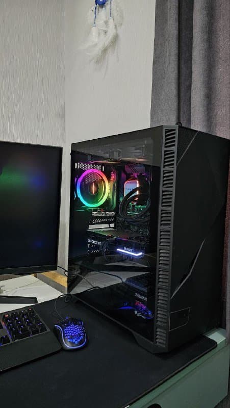 ПК Setup с монитором, клавиатурой, мышью, микрофоном, вебкой