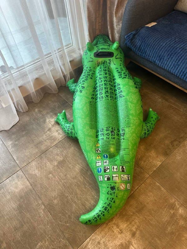 Аквашузы, Надувной матрас крокодил 1