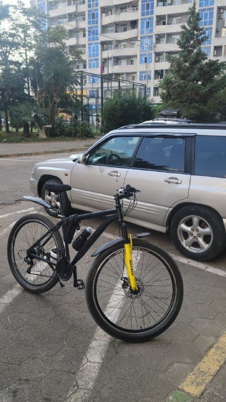 Велосипед с крыльями, фонарями, замком, держателем, сумкой