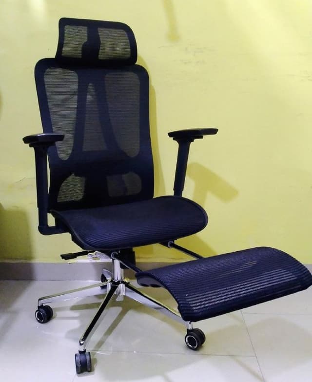 Компьютерное кресло с сетчатым сиденьем и подставкой для ног