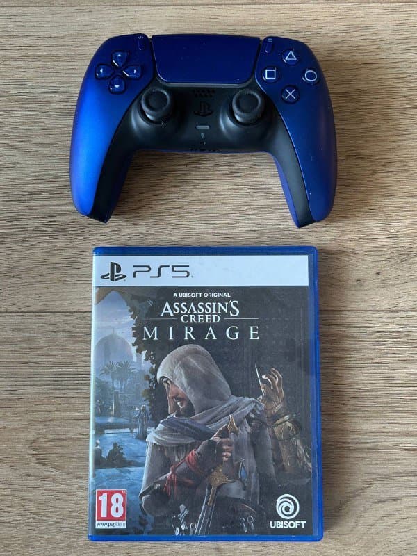 Assassins Creed Mirage диск, синий геймпад DualSense 5