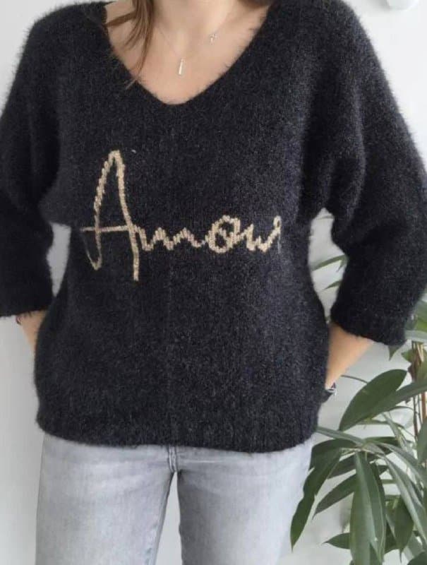 Черный вязаный пушистый свитер с надписью Amour