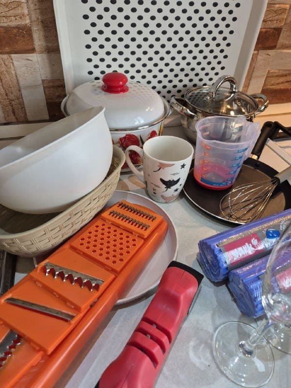 Вещи и посуда для дома: кастрюли, сковорода, венчик, бокалы, поднос, мерный стакан, терка, пластиковые миски, кружка, кассеты для швабры 1
