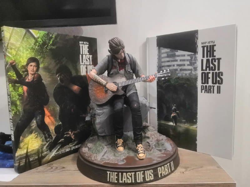 Фигурка из игры Одни из Нас 2, 2 артбука 1