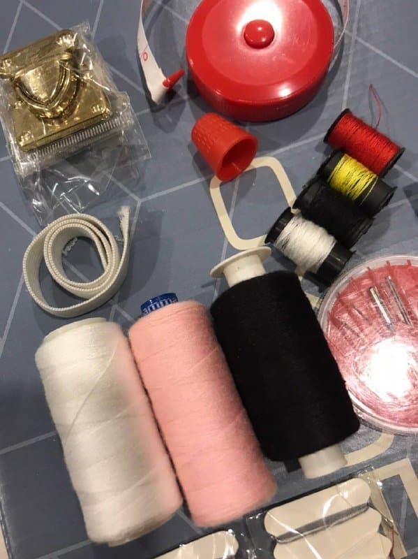 Нитки, иголки, ножницы, сантиметр, напальчник, пуговицы, спицы, нитки для вязания, бисер набор 8